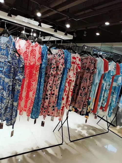 復(fù)古碎花連衣裙尾貨批發(fā) 品牌折扣女裝的精準(zhǔn)貨源新機(jī)遇